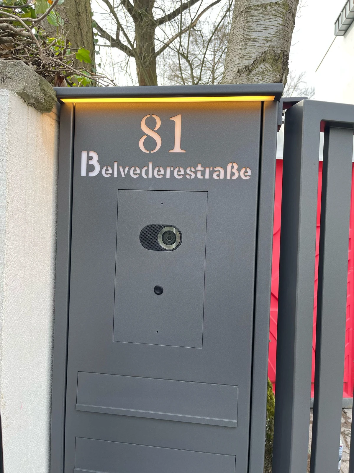 Graue Edelstahl-Eingangssäule mit Videokamera und integriertem Briefkasten