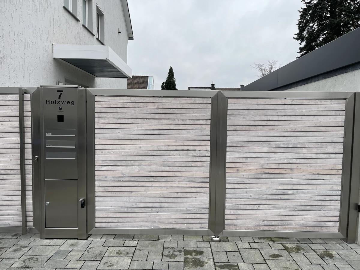 Edelstahl-Eingangstor mit Holzlamellen und integriertem Briefkasten