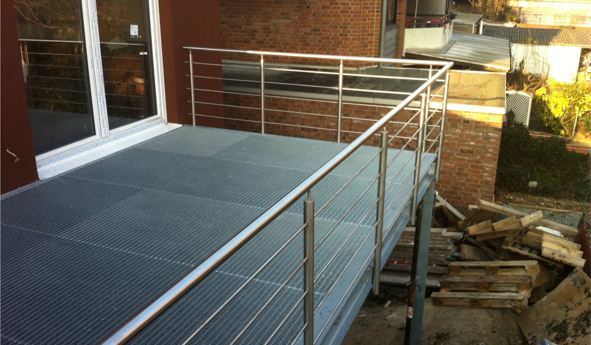 Metallterrasse mit Gitterrostboden und Edelstahl-Balkongeländer