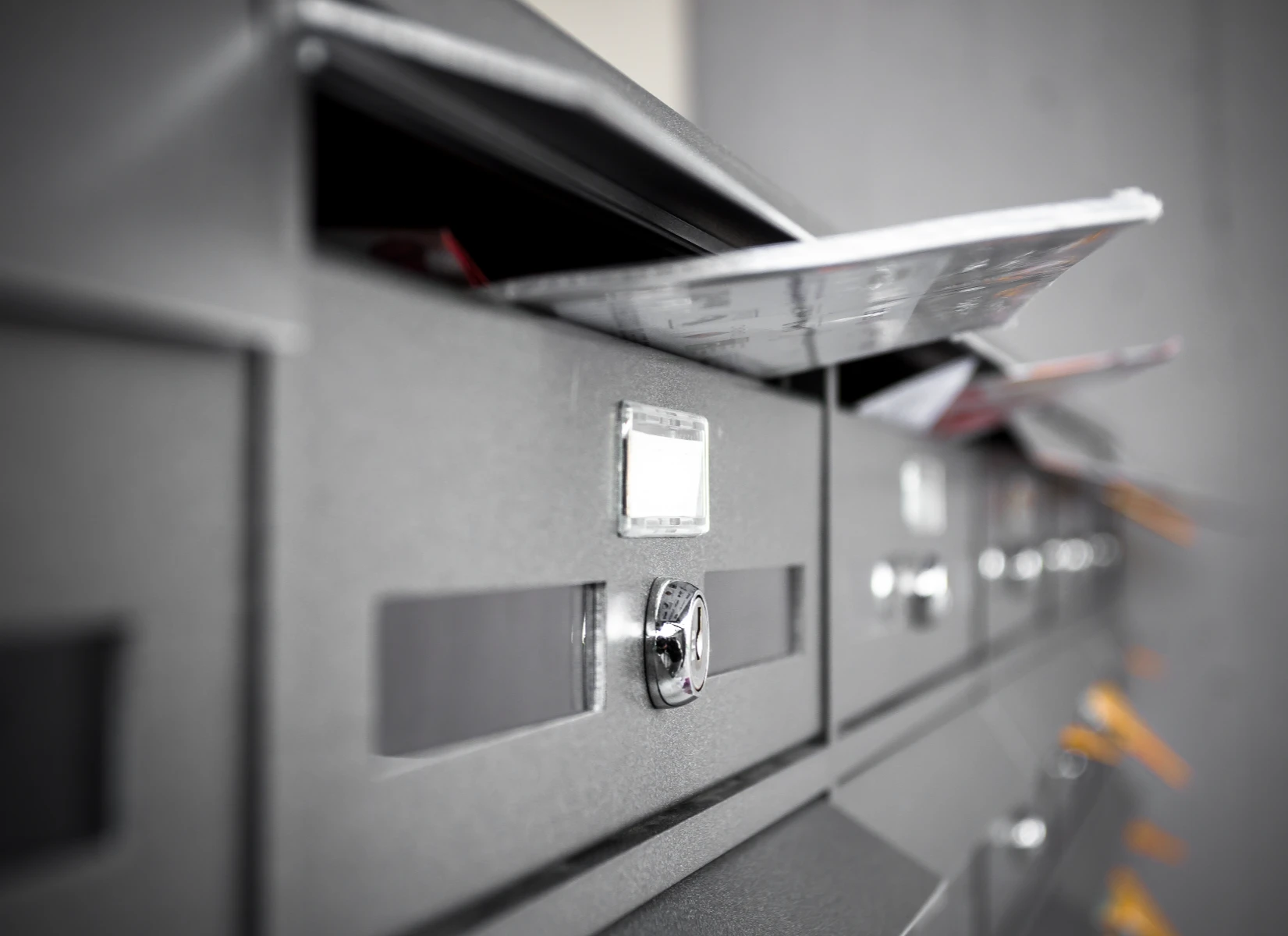 Briefkastenanlage aus Edelstahl mit offenem Fach und eingelegter Post