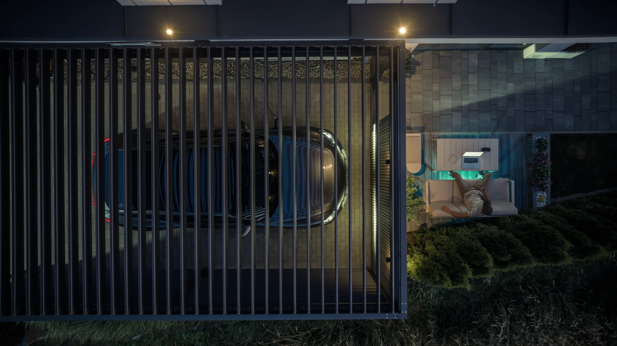 Moderner Carport mit Lamellendach und geparktem Auto neben stilvoll beleuchteter Terrasse mit Sofa und Pflanzen